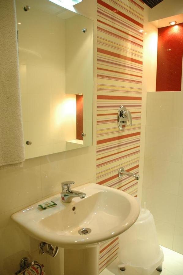 Hotel Chanchal Continental - 02 Mins From New Delhi Railway Station Kültér fotó